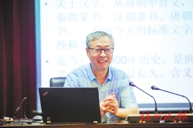 施晓宇：作家当教授　初心永不忘