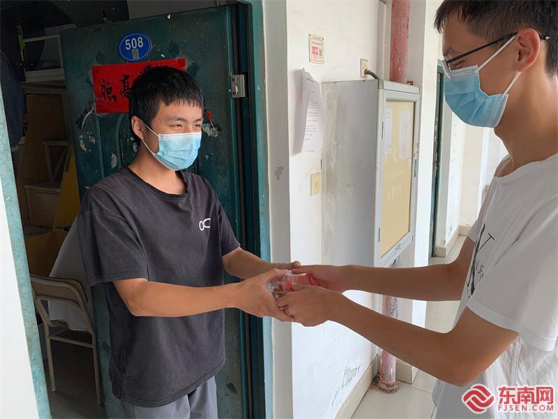 志愿者给旗山校区学生分发月饼  通讯员 李录杰摄.jpg