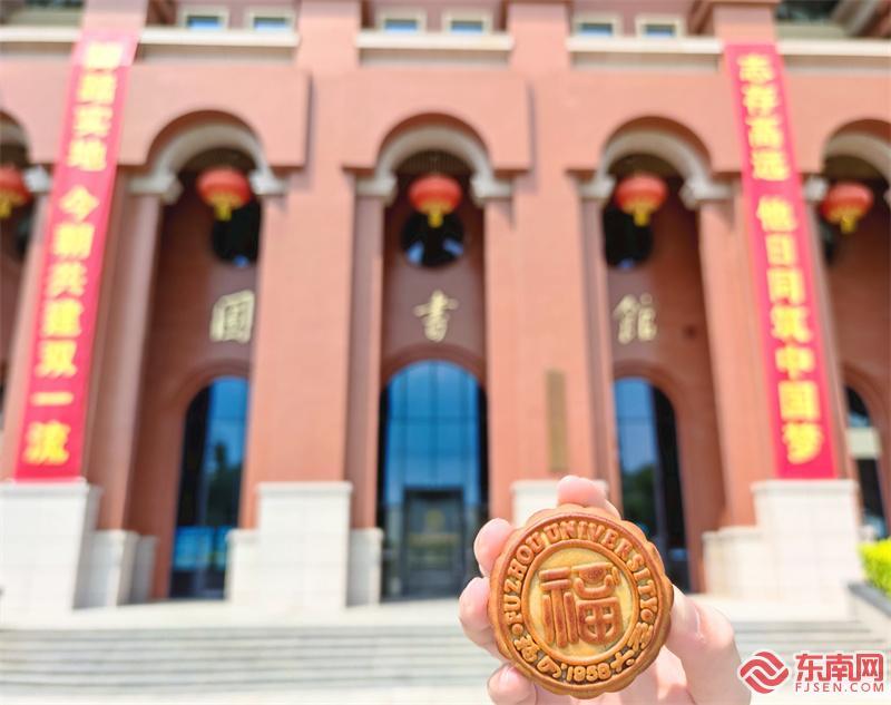 福州大学泉港校区学生收到定制月饼  通讯员林泉富摄.jpg