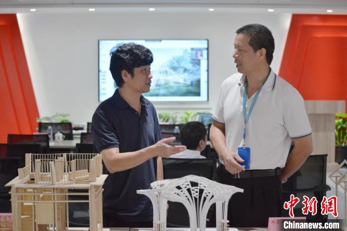 评委评议。　主办方供图