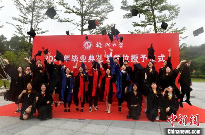 图为毕业生合影留念。　吕明 摄