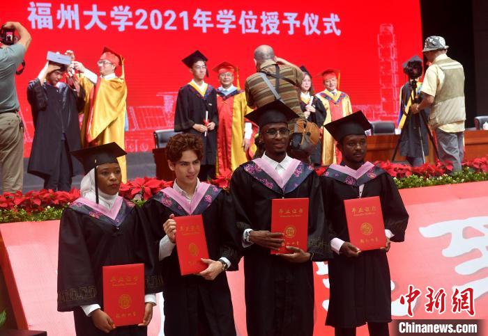 图为海外留学生在会场合影留念。　吕明 摄