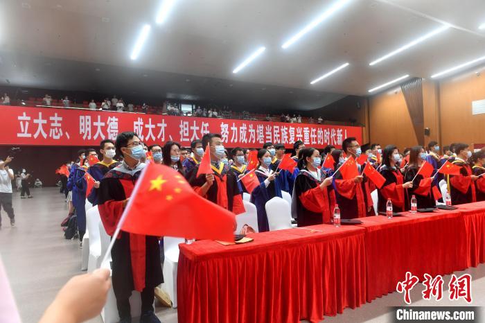 图为全场师生合唱《歌唱祖国》。　吕明 摄