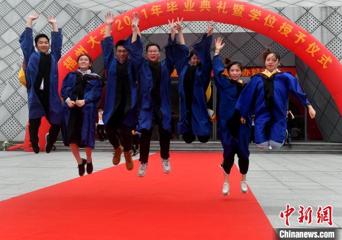 图为毕业生合影留念。　吕明 摄