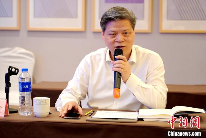 《闽商蓝皮书·闽商发展报告(2021)》启动暨闽商与新经济研讨会现场，闽商蓝皮书主编、中新社福建分社社长徐德金正在发言。叶秋云 摄