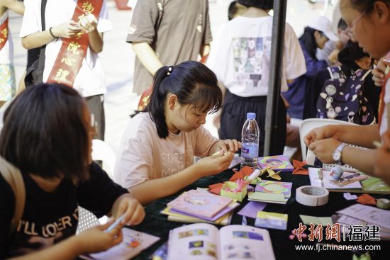 图为活动期间学生参与艺术表达体验。福州大学 供图