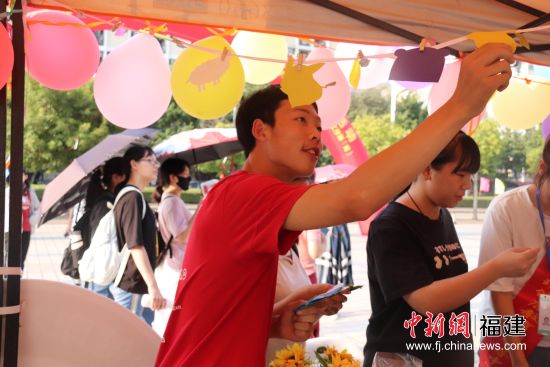 “生命守门员”展区内，大学生了解情况。福州大学 供图