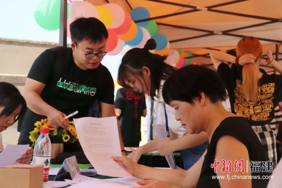 学生正在做心理测试。福州大学 供图