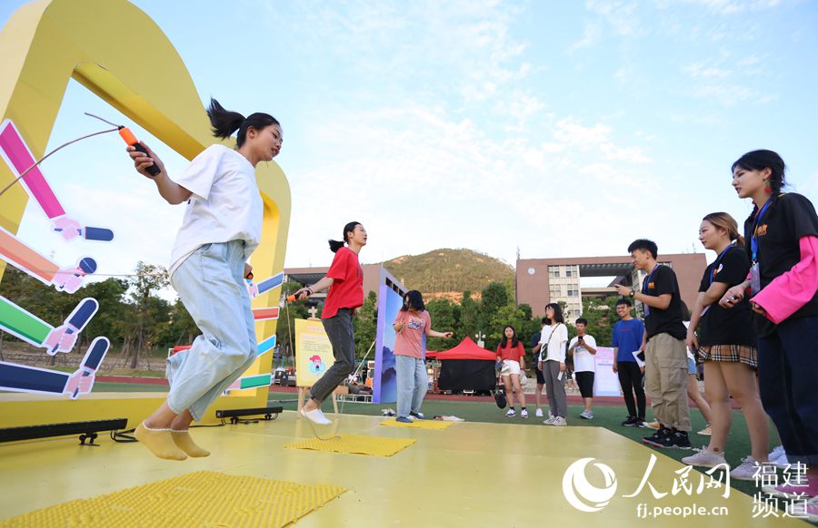 游园活动时间，各所高校学生在音乐会现场参与多种趣味游戏，建立集美学村内异校友谊。陈博 摄