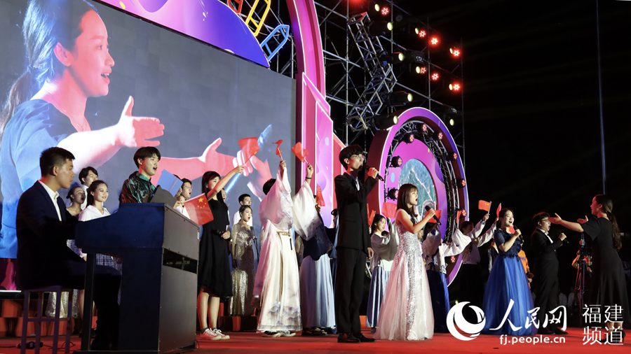 全场千名学子和演员们同声高唱《我和我的祖国》，欢颂祖国万年春。胡辰洁 摄