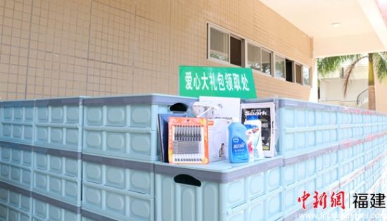 3、该校准备的入学大礼包。礼包内装有学习资料、听力耳机等诸多实用物品。福州大学 供图