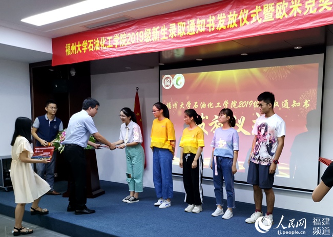 å¨å¦é¨ä¸å®¶ä¼ä¸ç°åºï¼æ°çä»¬æ­£å¨æ¥æ¶å½åéç¥ä¹¦