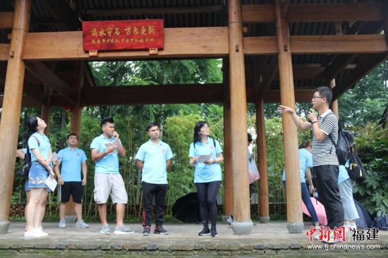 图为实践队队员先前在福建宁德市实践调研。冯浩 摄