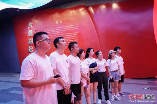 社会实践队队员于改革开放展览馆观看《浪起珠江》视频。 曾璐姚 摄
