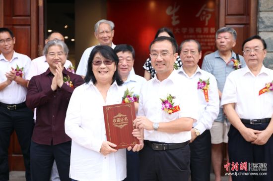 å¨å¼å¹ä»ªå¼ä¸ï¼ç¦å·å¤§å­¦ååãæ ¡åä¸»ä»»æé®(å¾å³)ä¸ºå¼ æ¢è³ææ(å¾å·¦)é¢åäºæ¶èè¯ä¹¦ãæå æ
