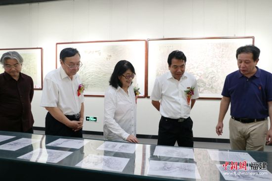 å¼ æ¢è³ææ(å·¦3)æ­£å¨ä¸ºåå±åå®¾ä»¬ä»ç»ç»ä½ãæå æ
