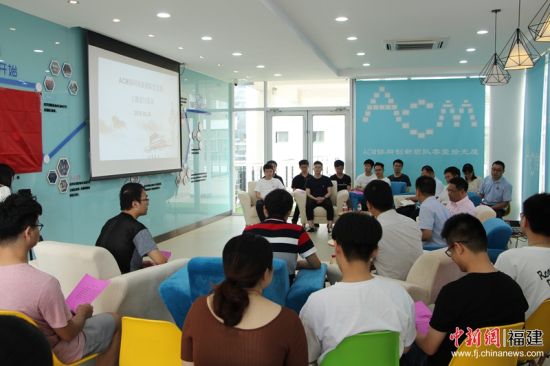 æ¥åï¼å¨ç¦å·å¤§å­¦æ°å­¦ä¸è®¡ç®æºç§å­¦å­¦é¢éä¸¾è¡äºä¸åºä»¥âä¸å¿åå¿ãææ©åé¦âä¸ºä¸»é¢çç¹å«åæ¥æ´»å¨ãç¦å·å¤§å­¦ ä¾å¾