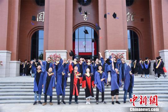 è¯¥å­¦é¢238åæ¬ç§çã95åç ç©¶çæ¯ä¸çèµ°åºæ ¡å­ï¼æèº«ç³æ²¹åå·¥è¡ä¸ããéé¾å±± æ