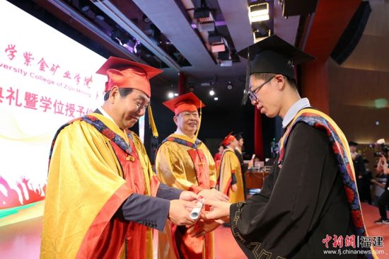 3ç¦å·å¤§å­¦æ ¡åå§ä¹¦è®°éæ°¸æ­£ãç´«éç¿ä¸éå¢è£äºé¿éæ¯æ²³ä¸º2019å±æ¯ä¸çé¢åæ¯ä¸è¯ä¹¦åå­¦ä½è¯ä¹¦ãæå æ