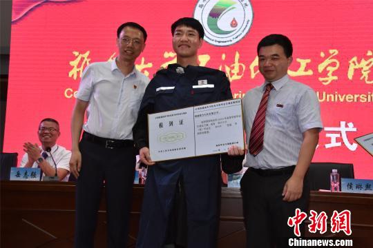 æ¯ä¸å¸ç¤¼ä¸ä¸¾è¡æ ¡ä¼äººæäº¤æ¥ä»ªå¼ï¼ä¸ºå°±ä¸çå­¦çåæ¾å·¥ä½è¯åå·¥ä½æããéé¾å±± æ