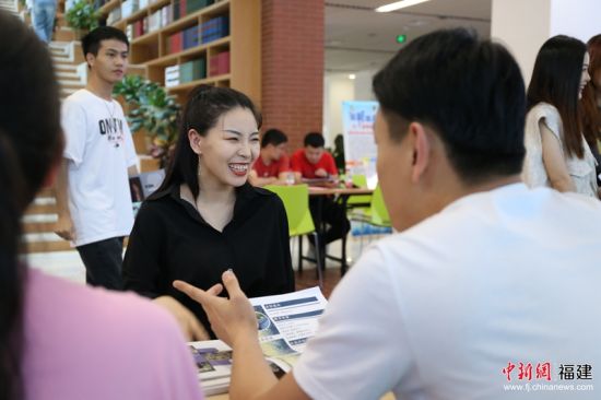 7校企人才招聘对接会现场，一名学生与企业负责人相谈甚欢。林坚 摄