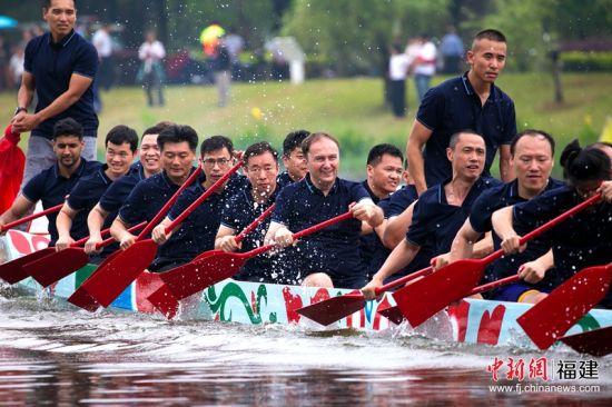 ç±æèåå·¥ãå°æ¸¯æ¾³å­¦çãå°æ°æ°æå­¦çãå¤ç±ææãçå­¦çç»æçå¸çåæéä½éªäºé¾èé¦èªãç¦å·å¤§å­¦ ä¾å¾