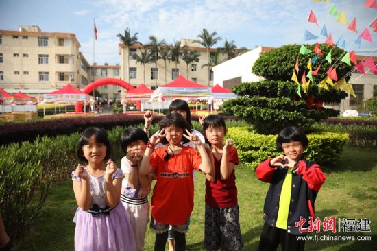 日前，福清市特殊教育学校举行2019年“六一”校园美食嘉年华。图为孩子们的合照。蓝苗 摄