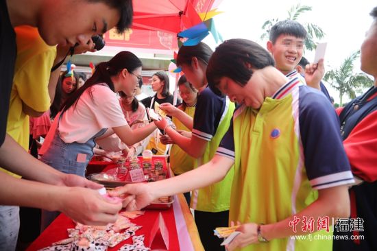 来自福州大学的青年志愿服务队与孩子们共同制作的牛轧糖、小蛋糕、酸奶盆栽等食品，深受孩子们喜爱。蓝苗 摄
