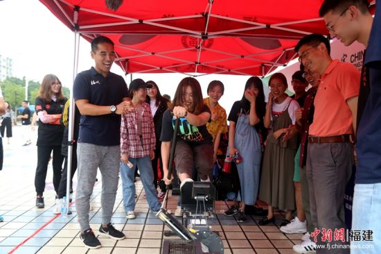 3师生们正在模拟体验龙舟赛事。福州大学 供图