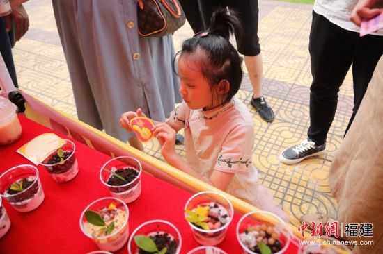 孩子们可以为心仪的食品贴上点赞贴纸，来表达他们的喜爱。蓝苗 