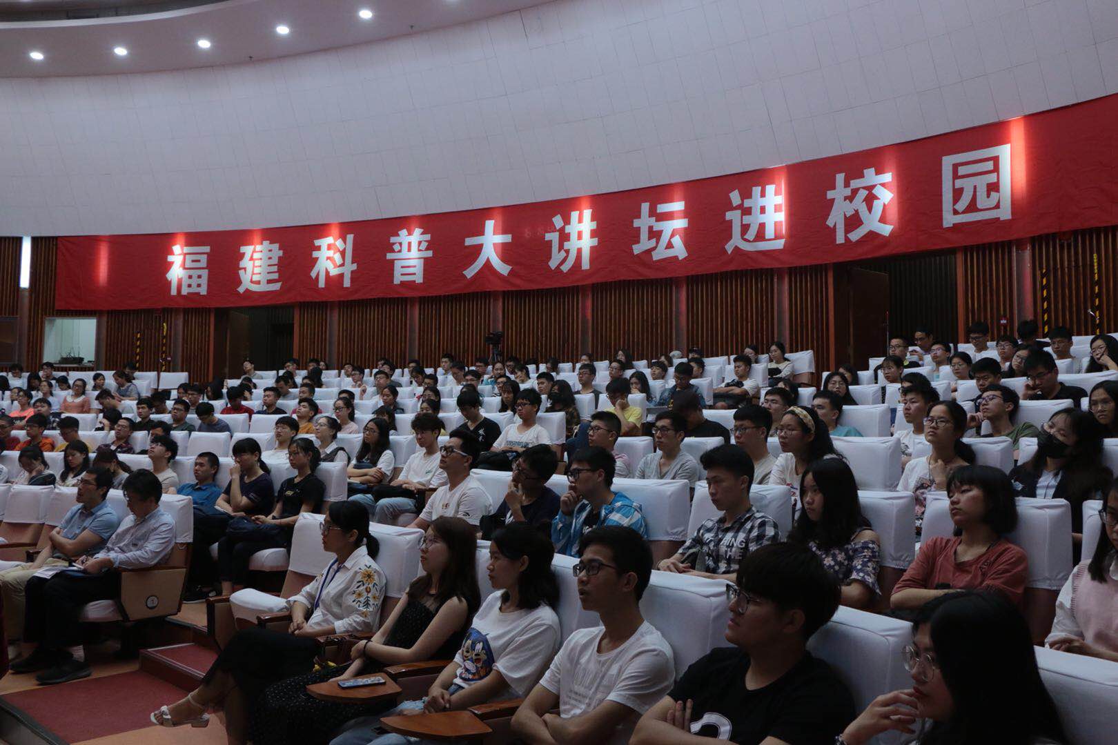 çè°ãåæ°è·¯ä¸çææ³ãåäººæé¢å£«ä¸å¤§å­¦çé¢å¯¹é¢ å±è¯åæ°åä¸åé 