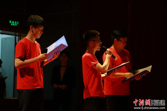 参赛选手正在为红*配音。他们对电影所要传达的精神有了更深刻的理解。 林坚 摄