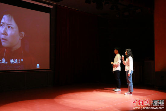 4月10日，福州大学电气工程与自动化学院举行“重温红色经典，演绎时代之声”红*配音大赛。图为参赛选手为经典红*《闪闪的红星》配音。 林坚 摄