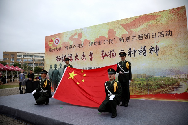 师生齐唱国歌