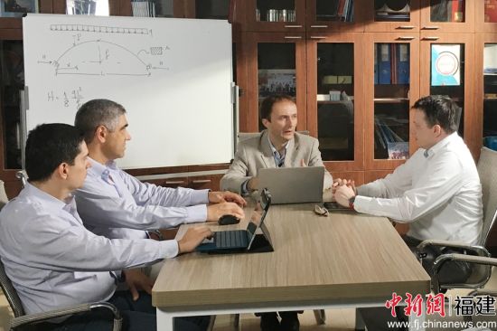 布鲁诺教授和意大利专家团队探讨课题 福州大学供图