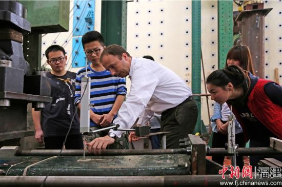 布鲁诺教授指导学生工程实验 方绪华 摄