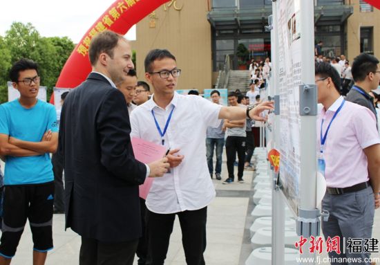 福州大学土木工程学院布鲁诺院长（左二）观看研究生科研成果海报展 福州大学供图