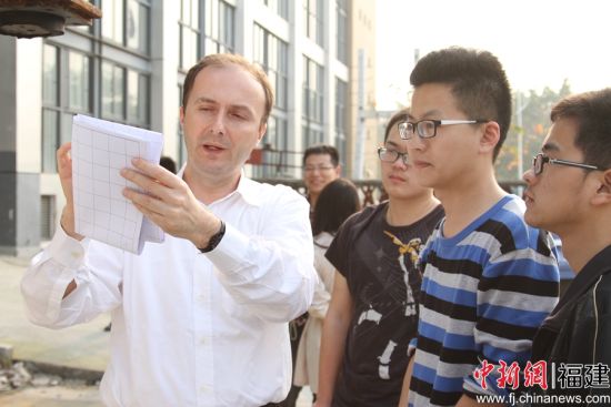 布鲁诺教授指导学生 李连富 摄