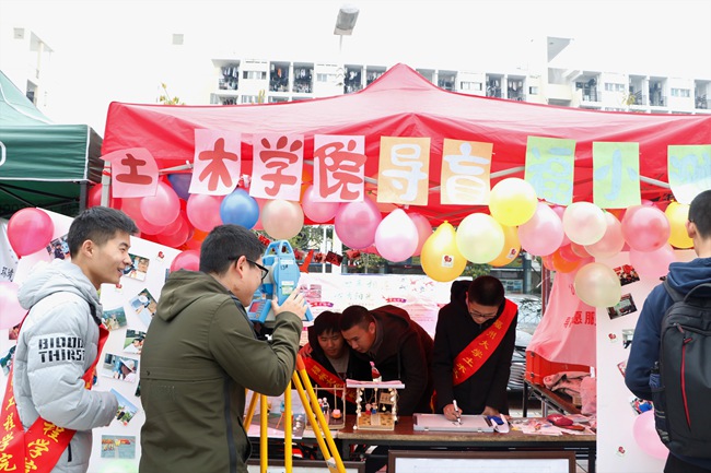 参与农村测绘服务的项目正在进行成果展示