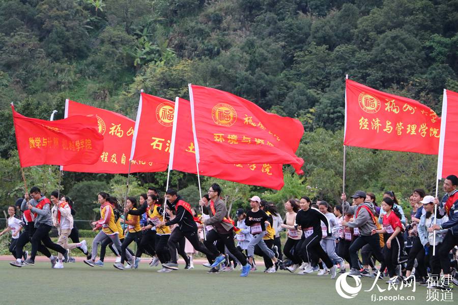 发令枪响，同学们如离弦之箭一样出发。