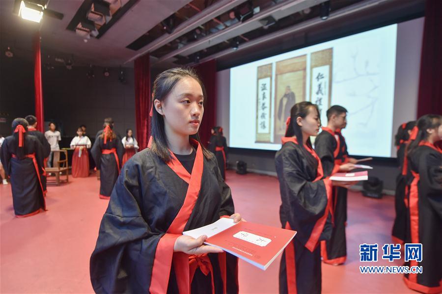 （新华视界）（3）福建福州：大学开学 拜师行礼