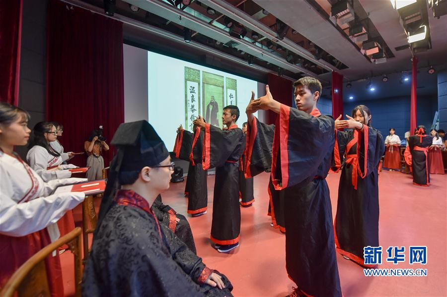 （新华视界）（1）福建福州：大学开学 拜师行礼
