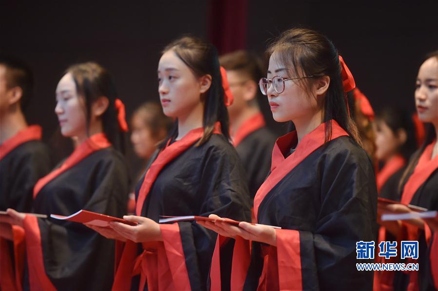 （新华视界）（2）福建福州：大学开学 拜师行礼