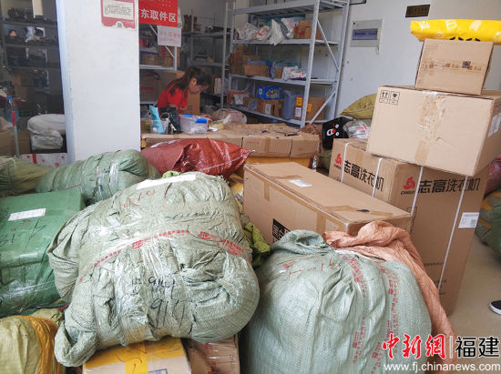 福州大学旗山小区的一快递点堆满了大件行李。 高媛媛 摄