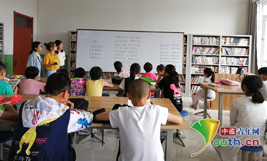 福州大学研支团成员给学生教唱歌曲《苔》。福州大学研支团 供图