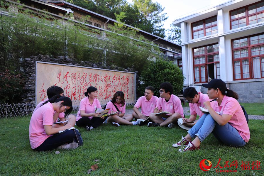 红色基因代代传，实践队在古田会议纪念馆外围讨论学习心得 林艺晖摄