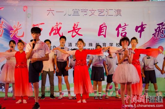 图为歌伴舞《苔》。