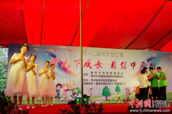 图为手语舞表演《最美的期待》。
