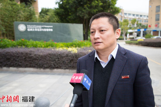 福州大学经济与管理学院党委副书记周强对记者表示，也里同学为经管学院的学生们树立榜样，对少数民族学生也有着极大的激励作用。李南轩 摄