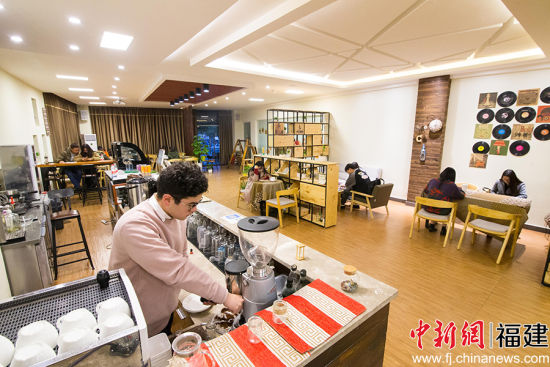 凭借着一腔热情与敢闯敢拼的精神，也里从近百名学生中脱颖而出，成为了光彩创咖第三批核心经营团队的一员。李南轩 摄
